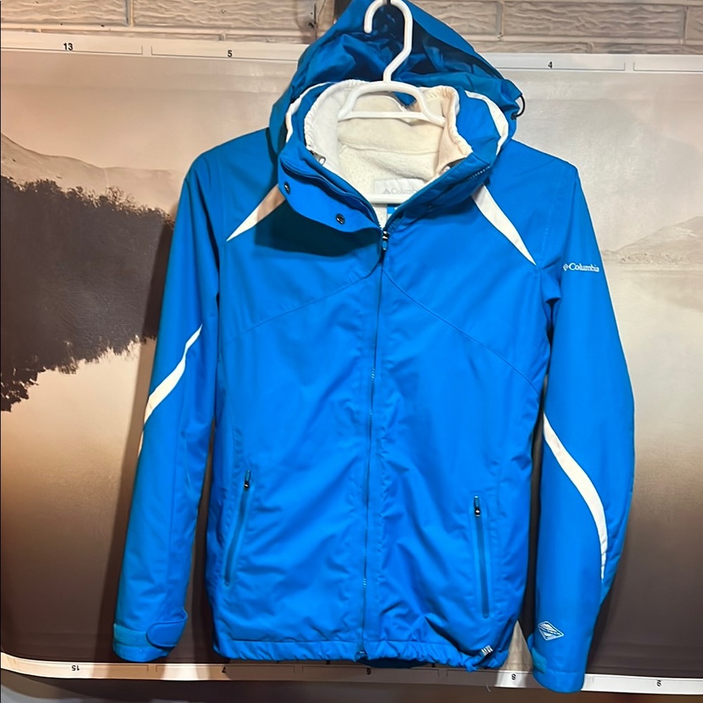 Columbia Vibrant Blue Bugaboo Outdoor Jacket. With inner fleece and Hood.